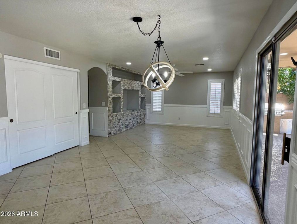 Image 7 of property listing at 2529 W BIG OAK Street, Phoenix, AZ 85085