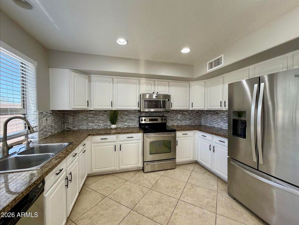 Image 9 of property listing at 2529 W BIG OAK Street, Phoenix, AZ 85085