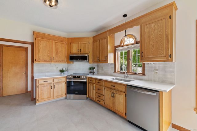 88 Cambridge Drive, South Windsor, CT 06074