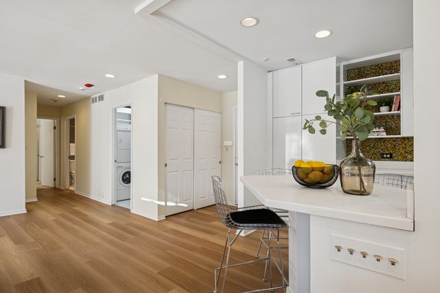 3030 Pheasant Creek Drive 102, Northbrook, IL 60062