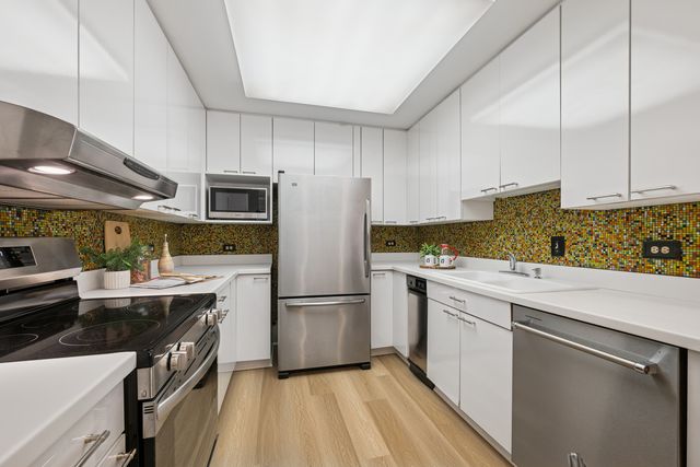 3030 Pheasant Creek Drive 102, Northbrook, IL 60062