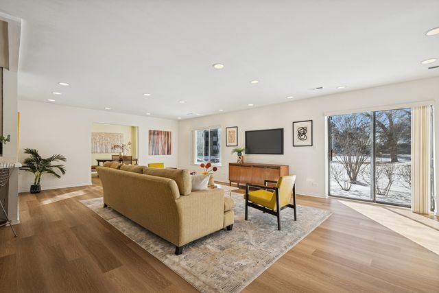 3030 Pheasant Creek Drive 102, Northbrook, IL 60062