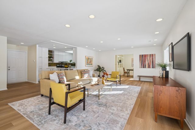 3030 Pheasant Creek Drive 102, Northbrook, IL 60062