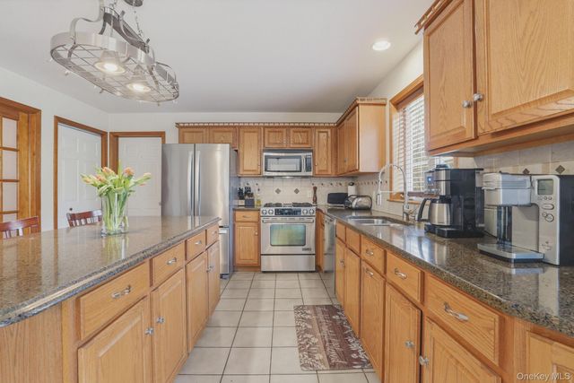 11 Peacock Circle, Washingtonville, NY 10992