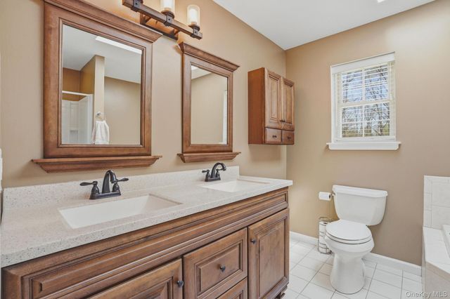 11 Peacock Circle, Washingtonville, NY 10992