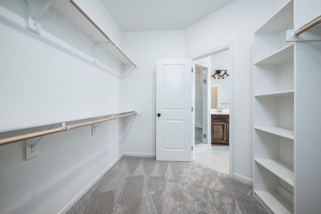 2715 Stoncreek Avenue, Tonganoxie, KS 66086