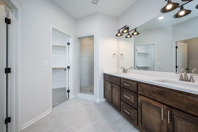 2715 Stoncreek Avenue, Tonganoxie, KS 66086