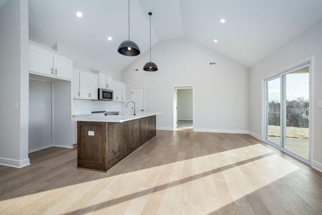 2715 Stoncreek Avenue, Tonganoxie, KS 66086