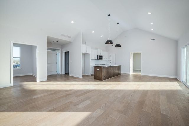 2715 Stoncreek Avenue, Tonganoxie, KS 66086