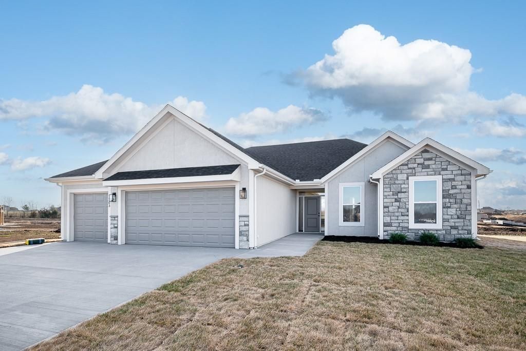2715 Stoncreek Avenue, Tonganoxie, KS 66086