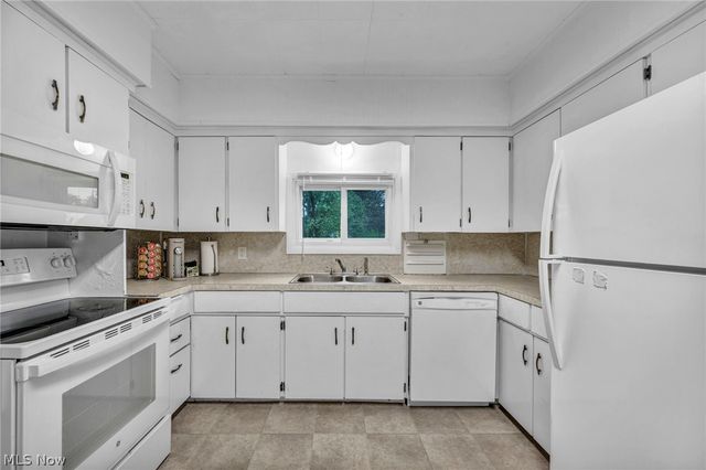 6854 Hillway Avenue NW, North Canton, OH 44720