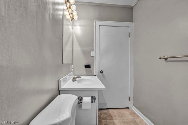 6854 Hillway Avenue NW, North Canton, OH 44720