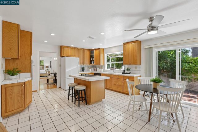 8 Bristol Ct, Pleasant Hill, CA 94523