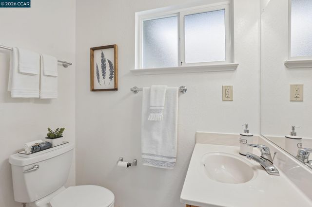 8 Bristol Ct, Pleasant Hill, CA 94523