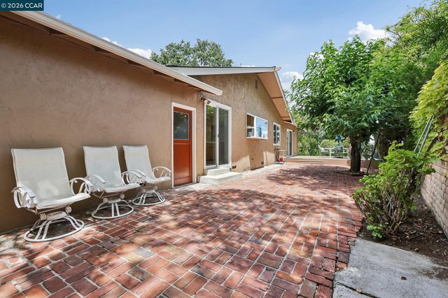 8 Bristol Ct, Pleasant Hill, CA 94523