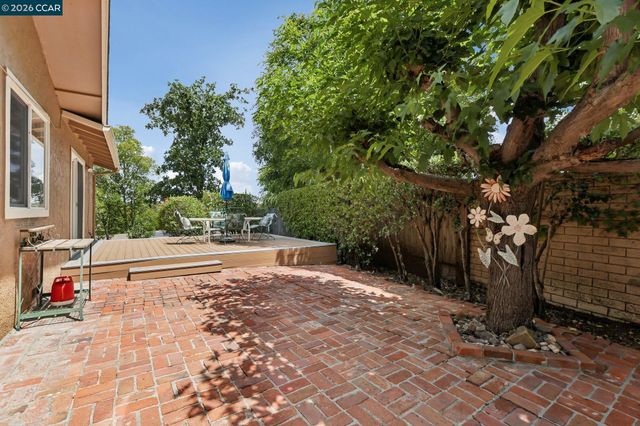 8 Bristol Ct, Pleasant Hill, CA 94523