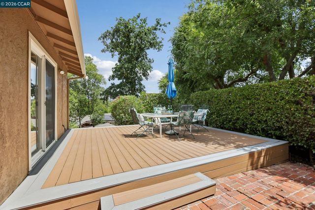 8 Bristol Ct, Pleasant Hill, CA 94523