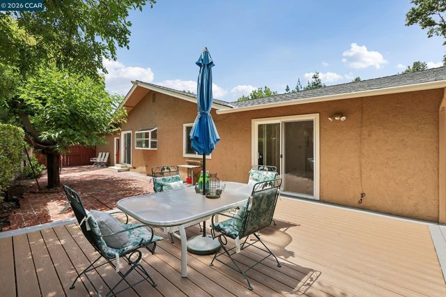 8 Bristol Ct, Pleasant Hill, CA 94523
