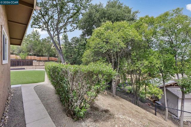 8 Bristol Ct, Pleasant Hill, CA 94523