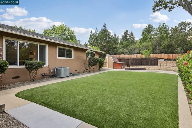 8 Bristol Ct, Pleasant Hill, CA 94523