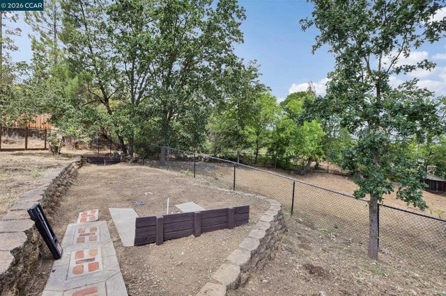 8 Bristol Ct, Pleasant Hill, CA 94523