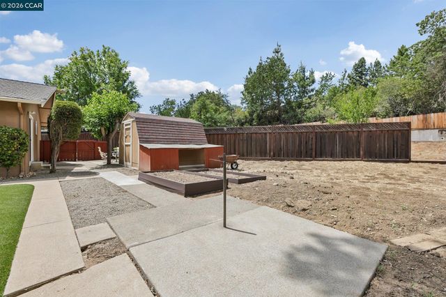 8 Bristol Ct, Pleasant Hill, CA 94523