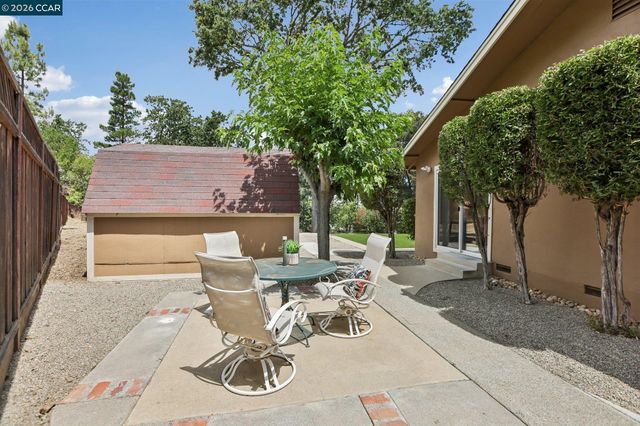8 Bristol Ct, Pleasant Hill, CA 94523