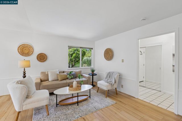 8 Bristol Ct, Pleasant Hill, CA 94523