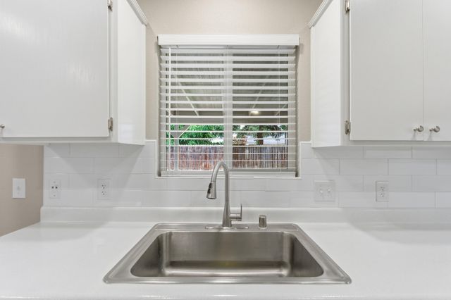 2344 N Turner Ct Court, Visalia, CA 93291