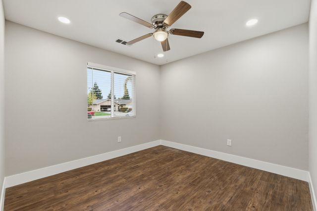 2344 N Turner Ct Court, Visalia, CA 93291