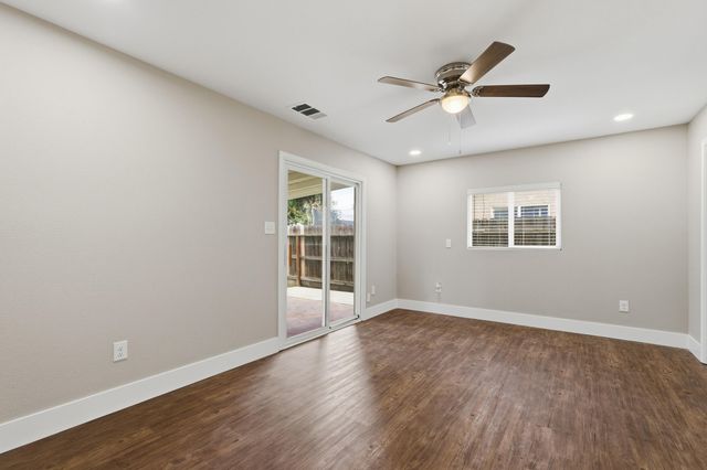 2344 N Turner Ct Court, Visalia, CA 93291