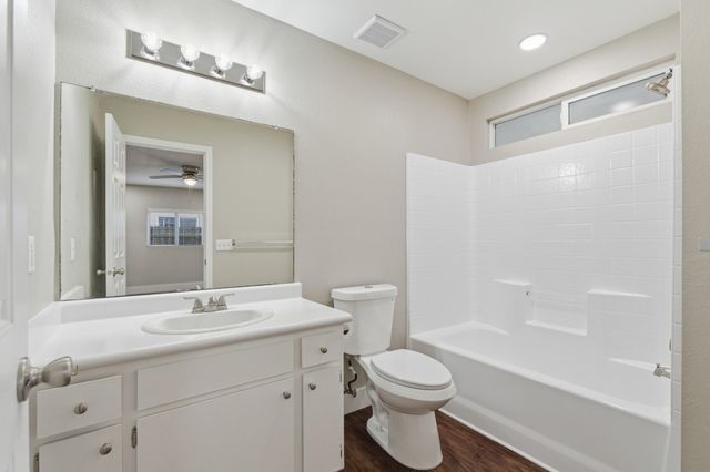 2344 N Turner Ct Court, Visalia, CA 93291