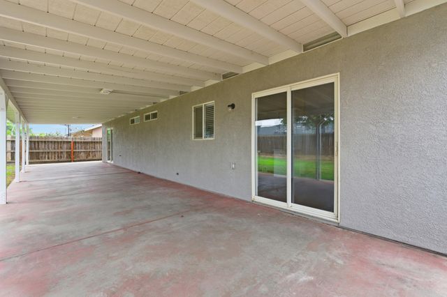 2344 N Turner Ct Court, Visalia, CA 93291