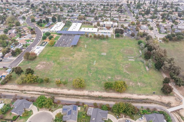 2344 N Turner Ct Court, Visalia, CA 93291