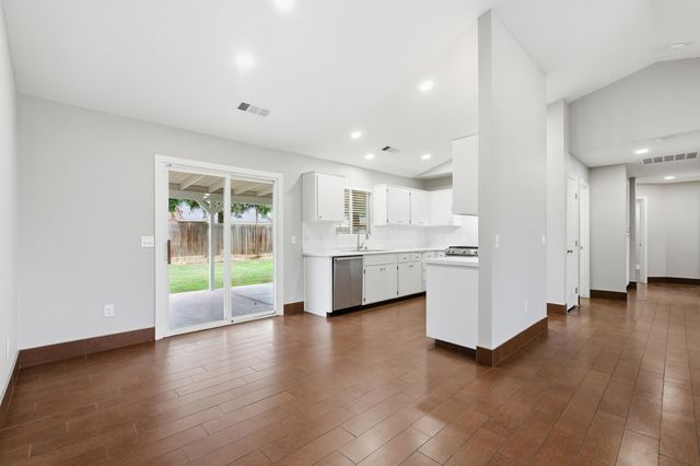 2344 N Turner Ct Court, Visalia, CA 93291