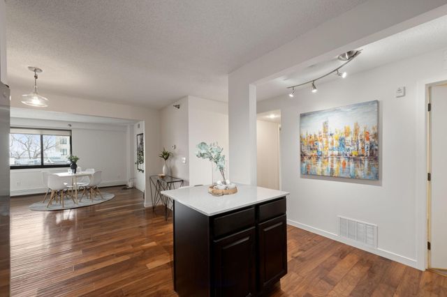 48 Groveland Terrace B307, Minneapolis, MN 55403