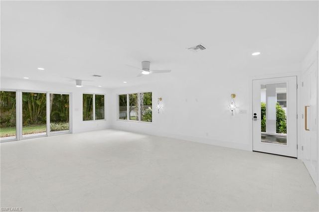 17 Knights Bridge RD, Naples, FL 34112