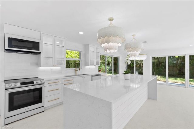 17 Knights Bridge RD, Naples, FL 34112