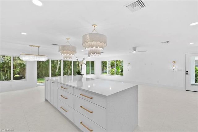 17 Knights Bridge RD, Naples, FL 34112