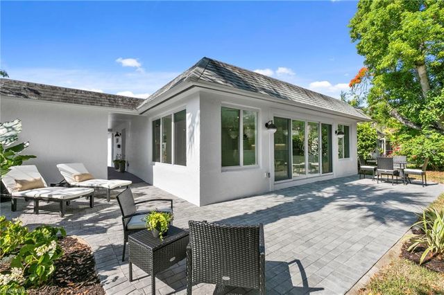 17 Knights Bridge RD, Naples, FL 34112