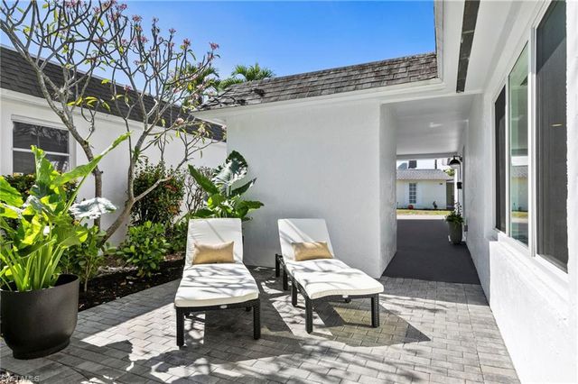 17 Knights Bridge RD, Naples, FL 34112