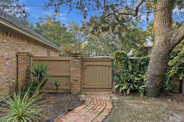 2437 W Bayshore Rd, Gulf Breeze, FL 32563