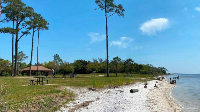 2437 W Bayshore Rd, Gulf Breeze, FL 32563