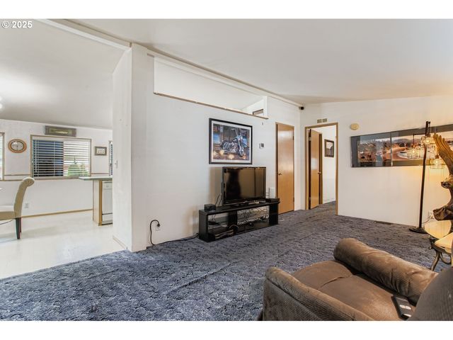 20248 HIGHWAY 213, Oregon City, OR 97045