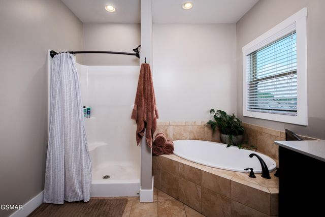 2899 Alden Glenn Court, Sevierville, TN 37876