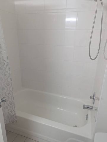 600 Eastview Court X1, Schaumburg, IL 60193