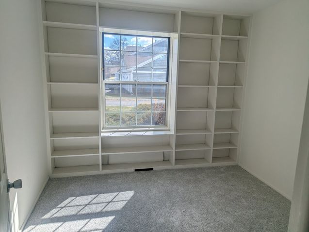 600 Eastview Court X1, Schaumburg, IL 60193