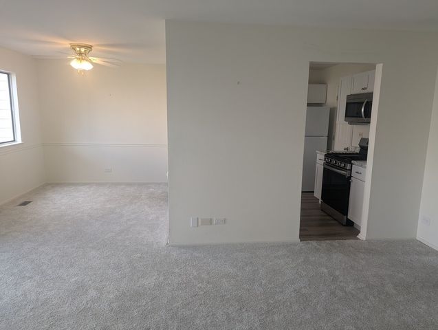 600 Eastview Court X1, Schaumburg, IL 60193