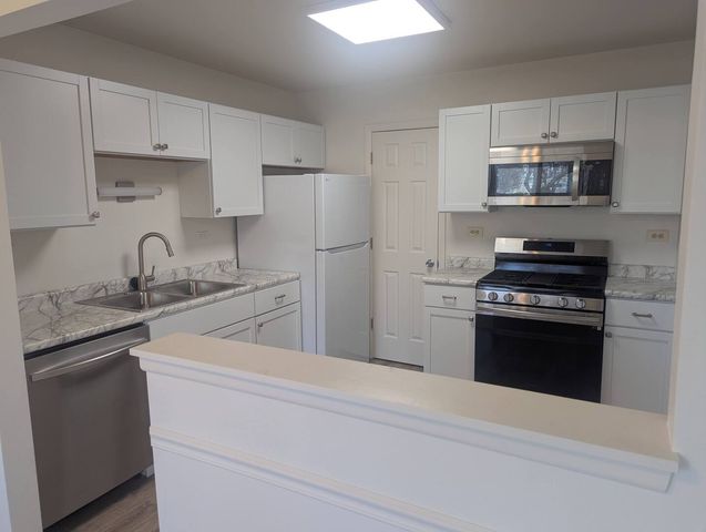 600 Eastview Court X1, Schaumburg, IL 60193