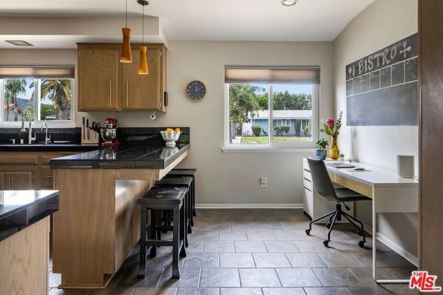 4910 Abbeyville Avenue, Woodland Hills (los Angeles), CA 91364